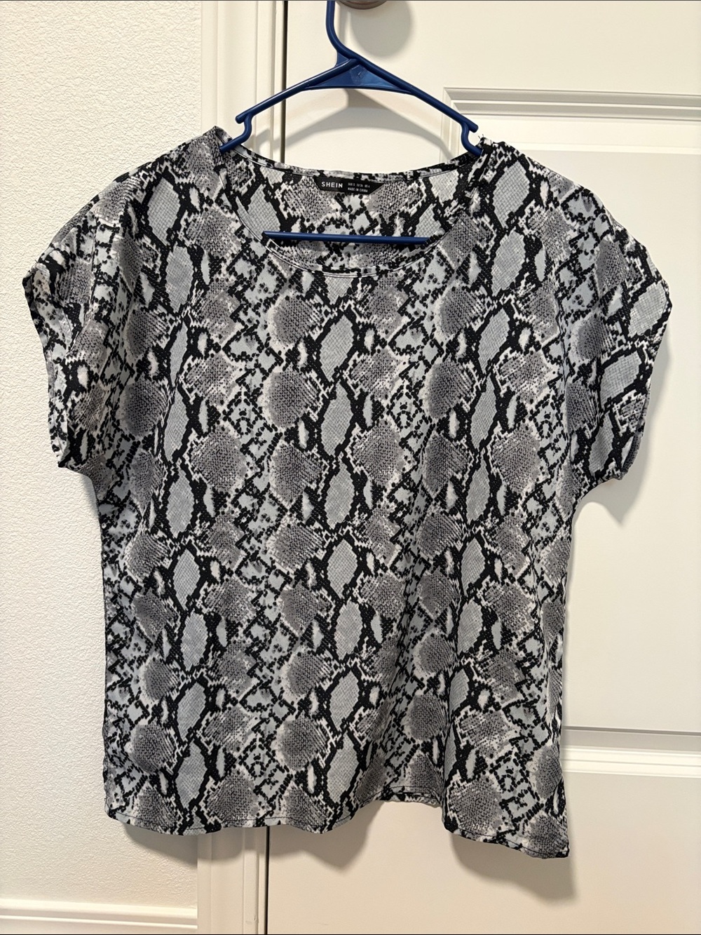 Black and White Snake Print Short Sleeve Blouse